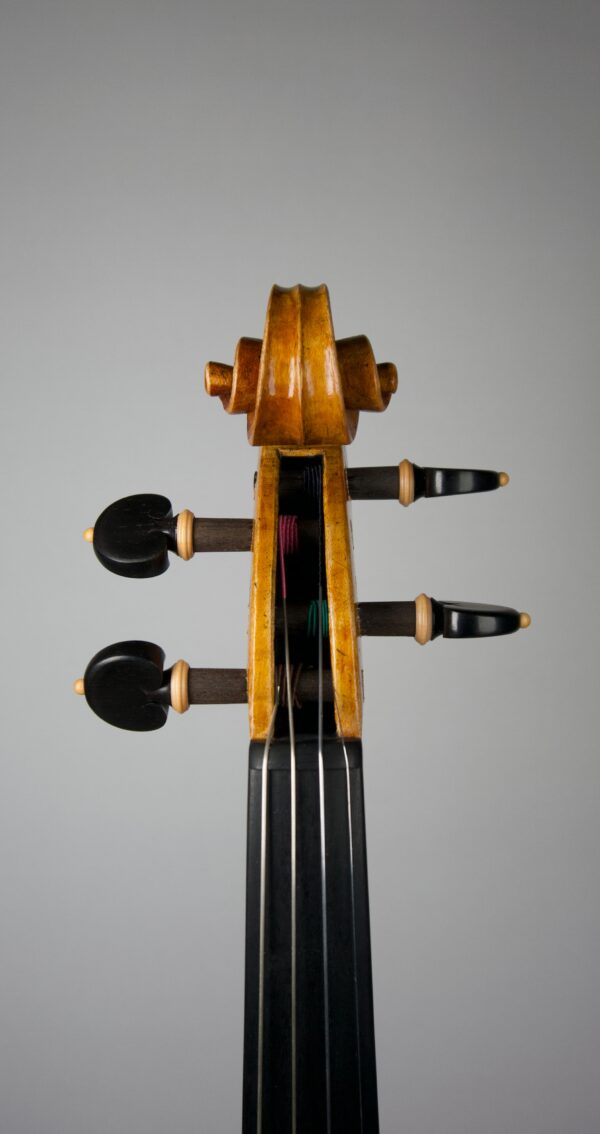 Small Violin Antonio Stradivari Scroll Front MasterLine